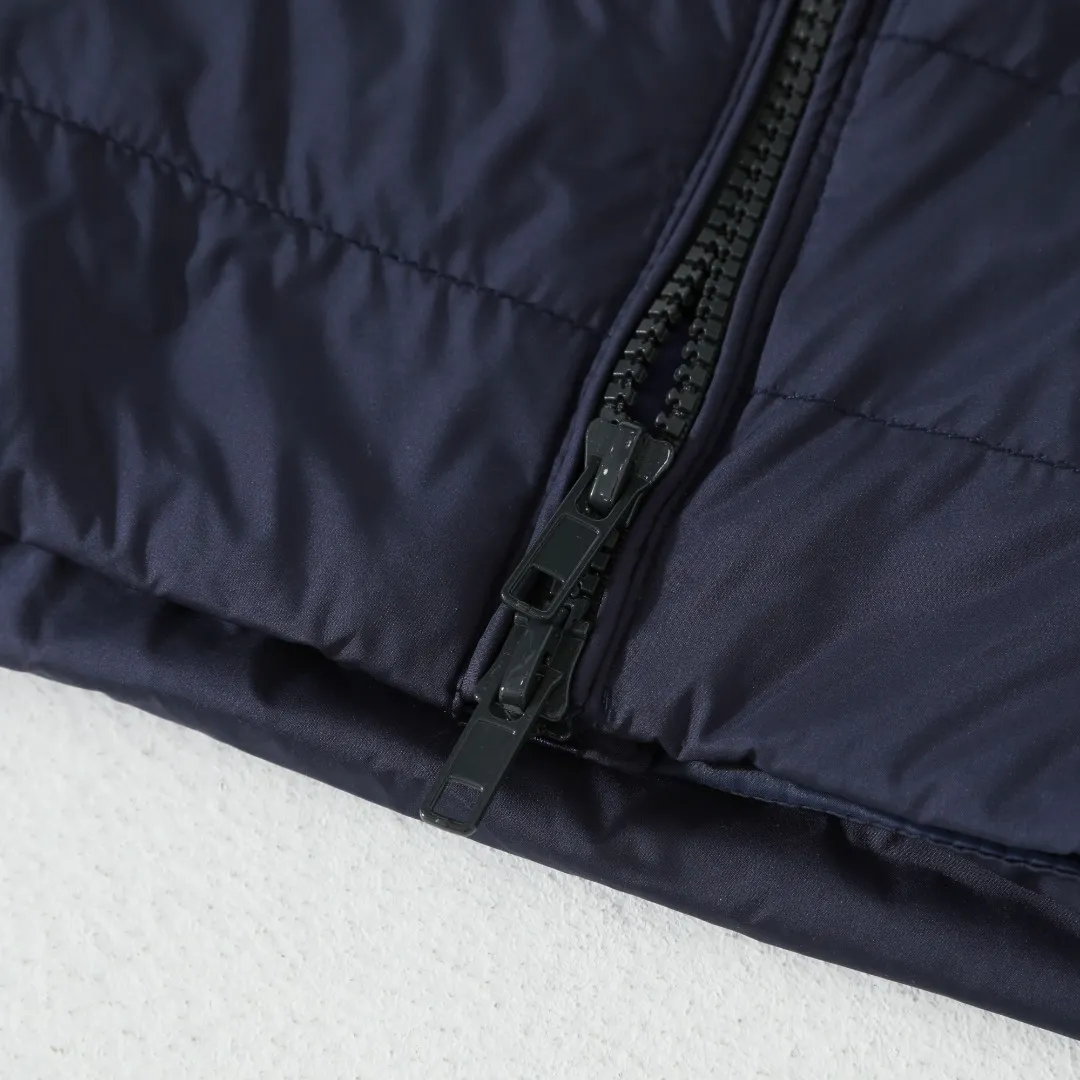 P370 #R55 Ralph Laura's classic thin down vest. The milky white color is really exciting at first sight. It's soft, waxy and white, instantly breaking the dullness of autumn and winter! Navy blue, retro college style soul, more special than black, more retro than white! It’s a bookish color! Pair it with a sweater or sweatshirt of the same color to complete the American retro feel! Classic, durable and elegant, it’s a style you can’t go wrong with if you close your eyes! The classic black cool and versatile king, the anchor of your wardrobe! Invincible slimming! Super versatile! The scheming version will look good on whoever wears it! Small sisters can wear it to show off their proportions without weighing them down ~ Even fat sisters can wear it with confidence, and the effect of hiding body fat is great! The inside is also very durable: 90% high-quality white duck down, 150g filling, the key is to be light and warm! It’s not burdensome to wear at all~ The inside is also treated with anti-slip velvet treatment, and the details are perfect! The classic pony logo is the finishing touch and adds a sense of sophistication. This winter, it can really make you warm and beautiful!  Color: Creamy White Black Navy Size: S M L XL Length: 63 64 65 66 Bust: 110 114 118 122 Shoulder Width: 41 42 43 44